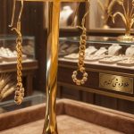 گوشواره طلا ۱۸ عیار آویزی طرح زنجیر و گوی تراش دو رنگ